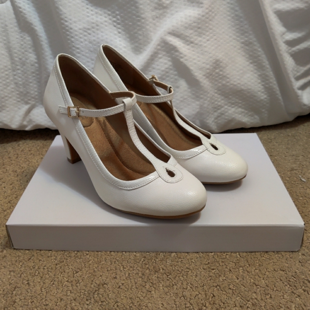 Giani Bernini Varinaa T-Strap Pumps (White 6.5)